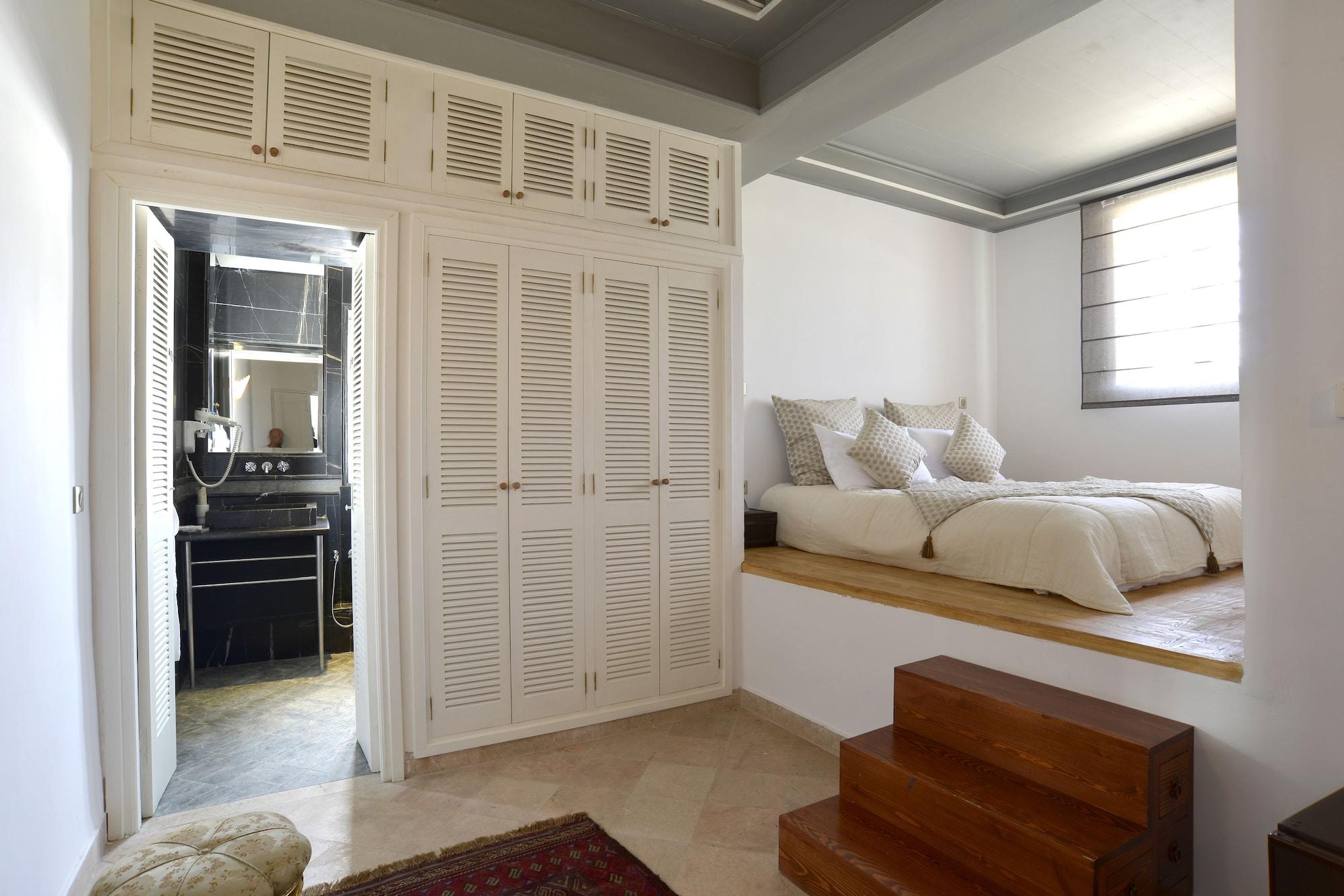 Palais Bayram Hotell Tunis Eksteriør bilde A bedroom with a built-in bed