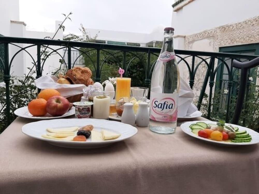Palais Bayram Hotell Tunis Eksteriør bilde Safia mineral water