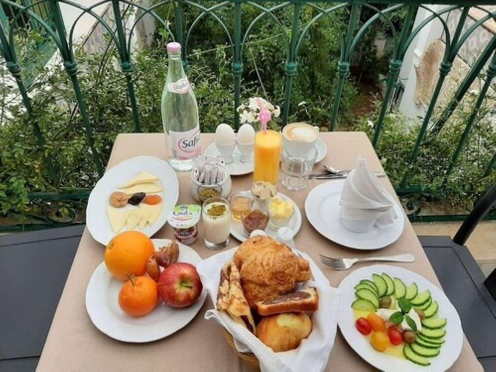Palais Bayram Hotell Tunis Eksteriør bilde A typical Israeli breakfast