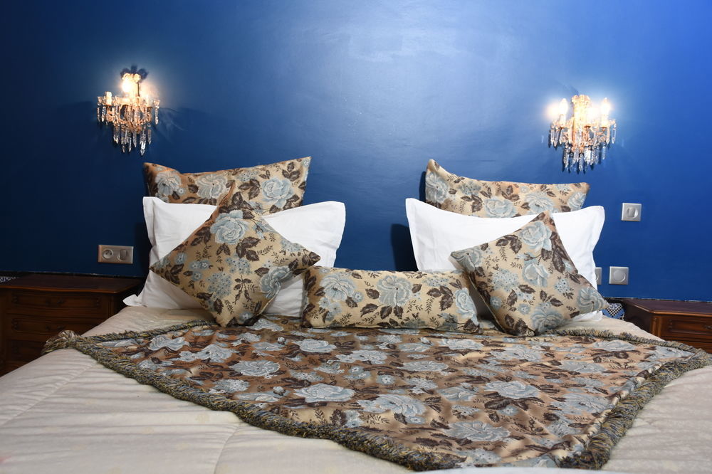 Palais Bayram Hotell Tunis Eksteriør bilde A bed with cushions
